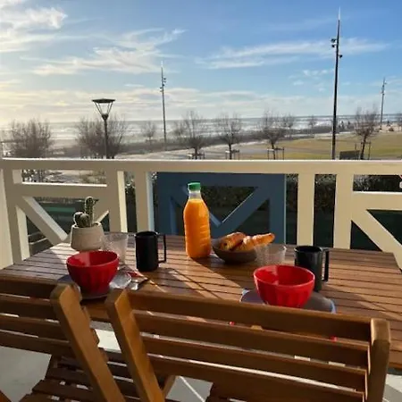 Mapalou Balcony Ocean View Cozy Downtown Parking شقة
